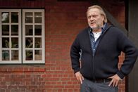Reiff für die Insel – Der ehemalige Inselpolizist Thies (Jan-Gregor Kremp) fragt sich, was es mit den Geschehnissen auf seiner Insel auf sich hat.