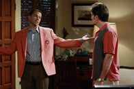 Two and a Half Men – Während Charlie (Charlie Sheen, r.) Probleme mit Jake hat, nimmt Alan (Jon Cryer, l.) in der Immobilienagentur seiner Mutter einen Aushilfsjob an, weil er sich eine Wohnung mit seiner Freundin leisten will ...