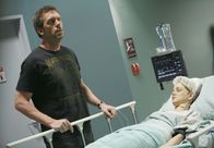 Dr. House – Hannah (Jayma Mays, r.) leidet unter ungewöhnlich schlimmen Schlafstörungen. Bisher hat noch kein Mensch länger als elf Tage ohne Schlaf überlebt - House (Hugh Laurie, l.) bleiben nur wenige Stunden um herauszufinden, was mit der Patientin nicht stimmt ...