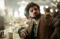 Inside Llewyn Davis – Pleite und frierend wärmt sich Llewyn Davis (Oscar Isaac) kurz in einer Bar auf.