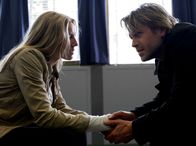 Der Wolf – Varg Veum (Trond Espen Seim) hat sich in die Friseurin Wenche (Soelje Bergmann) verliebt.