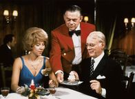 Loriot – Es geht doch nichts über ein festliches Essen unter Freunden. Allerdings sollte man vorsichtig sein beim Dessert, zum Beispiel, wenn es von einer Süßspeise nur noch eine Portion gibt. Das gilt besonders für Kosakenzipfel. (Evelyn Hamann, Loriot)