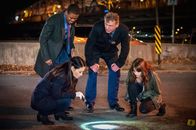 Elementary – Watson (Lucy Liu, vorne l.), Detective Bell (Jon Michael Hill, l.), Captain Gregson (Aidan Quinn, M.) und Kitty (Ophelia Lovibond, r.) beschließen, mit dem New York Police Department zusammen zu arbeiten, um dem gefährlichen Copkiller das Handwerk zu legen ...