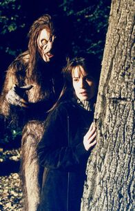 Charmed - Zauberhafte Hexen – Piper (Holly Marie Combs, r.) wird von einem "Wendigo" angegriffen ...