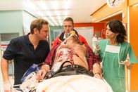 Notruf Hafenkante – Dr. Haase (Fabian Harloff, l.) liefert einen Schwerverletzten (Komparse) mit einer Schusswunde im EKH ein und klärt Dr. Jonas (Gerit Kling) über dessen Zustand auf.