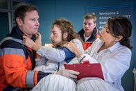 Notruf Hafenkante – Während Dr. Haase (Fabian Harloff, l.) Dr. Jonas (Gerit Kling, r.) Informationen zu ihrer neuen Patientin (Amelie Herres, 2.v.l.) gibt, bekommt diese einen Anfall.