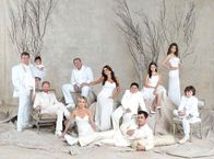 Modern Family – v.li.: Eric Stonestreet (Cameron Tucker), Jesse Tyler Ferguson (Mitchell Pritchett), Ed O'Neill (Jay Pritchett), Julie Bowen (Claire Dunphy), Sofía Vergara (Gloria Delgado), Rico Rodriguez (Manny Delgado), Ty Burrell (Phil Dunphy), Ariel Winter (Alex Dunphy), Sarah Hyland (Haley Dunphy), Nolan Gould (Luke Dunphy).