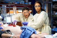 Chicago Med – Die Chirurgen geben Anweisungen per Handy: Brian Tee als Dr. Ethan Choi, Yaya DaCosta als April Sexton
