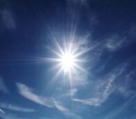 Die Wahrheit über ... – Blick in den blauen Himmel mit der Sonne.