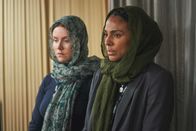 The Bay – DS Townsend (Marsha Thomason, r.) und DS Hobson (Erin Shanagher, l.) werden gebeten, bei der Trauerfeier des jungen Boxers dabei zu sein. Doch den Ermittlerinnen fällt es schwer, Anteil zu nehmen, während die Umstände seines Todes noch ungeklärt sind.