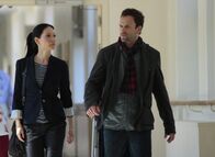 Elementary – Ein neuer Fall beschäftigt Sherlock Holmes (Jonny Lee Miller, r.) und Joan Watson (Lucy Liu, l.) ...