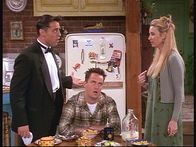 Friends – Joey (Matt LeBlanc, l.) und Phoebe (Lisa Kudrow) streiten sich darüber, ob es wirklich uneigennützige Handlungen gibt._Titel: Friends