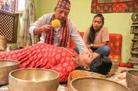 GEO Reportage – Der Klangschalentherapeut Santa Ratna Shakya und seine Tochter Suvechhya bei der Behandlung einer schwangeren Frau