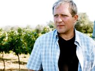 Beginn der Serie: Der Winzerkönig – Harald Krassnitzer (Thomas Stickler).