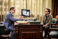 The Big Bang Theory – Präsident Siebert (Joshua Malina, l.); Leonard (Johnny Galecki, r.)