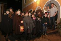 Heimatleuchten – Arnsdorfer Schulkinder beim weihnachtlichen Brauch des Lichtbringens.