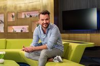 ARD-Buffet – Sebastian Müller moderiert diese Woche das ARD-Buffet, das Magazin mit Tipps und Tricks, die das Leben schöner machen. Rezept des Tages sind "Zweierlei falscher Flammkuchen".