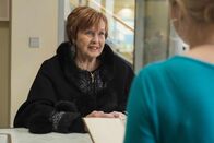Danni Lowinski – Der dreiste Familienspross von Prinzessin Hermine von Saich zu Saich (Brigitte Grothum, l.) macht große Geschäfte damit, dass er wildfremden Menschen für viel Geld die Adoption und damit den Adelstitel verkauft. Danni (Annette Frier, r.) soll nun helfen, diese Verkäufe zu stoppen ...