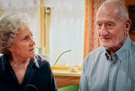 Sturm der Liebe – Hildegard (Antje Hagen, l.) und Alfons (Sepp Schauer, r.) sprechen im Podcast über das Geheimnis ihrer Ehe.