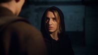 Stalk – Charlie (Aloïse Sauvage, rechts) erfährt von Lux (Théo Fernandez) Plan.