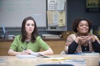 Community – Um die blonde Idealistin Britta für sich zu begeistern, behauptet Jeff, Spanisch-Tutor zu sein und eine eigene Lerngruppe zu unterhalten. Doch dummerweise erscheint nicht nur Britta sondern auch Shirley (Yvette Nicole Brown, r.) und Annie (Alison Brie, l.) zum vereinbarten Termin ...