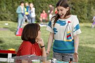 The Middle – Während Frankie (Patricia Heaton, r.) darüber besorgt ist, dass Axl wieder mit der herrischen Morgan zusammen ist, genießt Sue (Eden Sher, r.) das Picknick ...