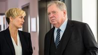 Der Staatsanwalt – Staatsanwältin Monika Sahlmann (Gesine Cukrowski) beschäftigt sich in ihrem aktuellen Fall mit einem schweren Raubüberfall. Kann Bernd Reuther (Rainer Hunold) beweisen, dass es hier eine Verbindung zu dem missglückten Mordversuch in einem Hotelzimmer gibt?