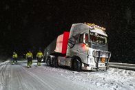 Ice Road Rescue - Extremrettung in Norwegen – Der Lastwagen mit Anhänger ist auf die Gegenfahrbahn gerutscht und blockiert die Straße. (National Geographic für Disney)