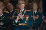 Red Sparrow – Der russische General Vladimir Kortschnoi (Jeremy Irons, M.) und Ausbilderin "Matron" (Charlotte Rampling, r.) beobachten die Fortschritte von Dominika sehr genau.