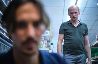Tatort – Mitten in der Nacht machen Anton Maler (Christopher Schärf, links) und Peter Neubauer (Bernhard Conrad, rechts) im Spätkauf eine schreckliche Entdeckung.