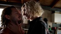 Schneller als die Angst – Die Gefängnispsychologin Tina Kullmann (Hannah Ehrlichmann) hilft dem Frauenmörder André Haffner (Felix Klare).
