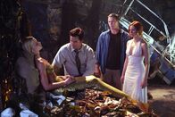 Charmed - Zauberhafte Hexen – In letzter Minute gesteht Craig (Dan Gauthier, 2.v.l.) Mylie (Jaime Pressly, l.), dass er sie liebt. Leo (Brain Krause, 2.v.r.) und Paige (Rose McGowan, r.) sehen gerührt zu ...