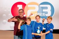 1, 2 oder 3 – Das Rateteam aus Kisdorf/Deutschland mit Elton und dem Piet-Flosse-Pokal.