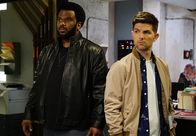 Ghosted – Leroy Wright (Craig Robinson, l.); Max Jennifer (Adam Scott, r.)