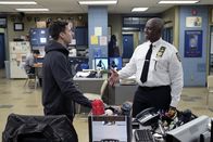 Brooklyn Nine-Nine – Jake Peralta (Andy Samberg, l.); Captain Ray Holt (André Braugher, r.)