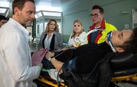 In aller Freundschaft – Als Notarzt Dr. Lorenz (Markus Neumann, 2.v.li.) den Patienten Tobias Rauch (Guido Broscheit, li.) in die Sachsenklinik einliefert, äußerst Sarah Marquardt (Alexa Maria Surholt, 2.v.re.) ihren Verdacht: Der Mann riecht stark nach Alkohol, er scheint total betrunken zu sein. Dr. Kai Hoffmann (Julian Weigend, re.) will den Patienten erst einmal untersuchen und bittet Schwester Miriam (Christina Petersen, mi.) dazu.