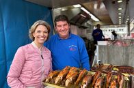 Wer kann das bezahlen? – Reporterin Anna Planken (l) und Fischhändler Thomas Mehrholz auf dem Wochenmarkt Duisburg Rheinhause im Stadtteil Hochemmerich.