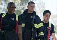 9-1-1 Notruf L.A. – (v.l.n.r.) Henrietta "Hen" Wilson (Aisha Hinds); Evan "Buck" Buckley (Oliver Stark); Howie "Chimney" Han (Kenneth Choi)