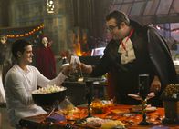 Scorpion – Für Walters (Elyes Gabel, l.) Familienalbum und die bevorstehende Einwanderungsinspektion stellen Sylvester (Ari Stidham, r.) und die anderen Freunde unterschiedliche Halloween Partys nach ...