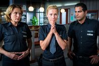 Notruf Hafenkante – Claudia (Janette Rauch, l.) und Tarik (Serhat Cokgezen, r.) machen sich Sorgen um Franzis (Rhea Harder-Vennewald, M.) 8-jährige Tochter, die auf dem Nachhauseweg von der Schule spurlos verschwunden ist. Auch Franzi ist nahe an einem Nervenzusammenbruch.