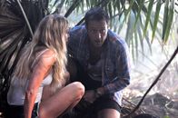 Hawaii Five-0 – Das Date zwischen Steve (Alex O'Loughlin, r.) und Lynn (Sarah Carter, l.) endet völlig anders, als von ihnen geplant ...