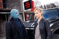 Real Humans - Echte Menschen – Jonas (Måns Nathanaelson, li.) lässt sich darauf ein, mit Bea (Marie Robertson, re.) zusammenzuarbeiten, um an David Eischers Code zu gelangen. Noch ahnt er nicht, dass Bea kurz zuvor seine Mutter Niska getötet hat.
