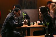 The Mentalist – Spontan wird Teresa (Robin Tunney, r.) von Hassan Zarif (Navid Negahban, l.) um Hilfe gebeten. Kann die smarte FBI- Agentin weiterhelfen?; Spontan wird Teresa (Robin Tunney, r.) von Hassan Zarif (Navid Negahban, l.) um Hilfe gebeten. Kann die smarte FBI- Agentin weiterhelfen?