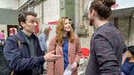 Frau Jordan stellt gleich – (v.l.n.r.) Philipp Stenzel (Alexander Khuon); Eva Jordan (Katrin Bauerfeind); Ferdinand (Sebastian Fräsdorf)