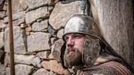 Mythos Kelten – Die Kelten wandeln sich von Händlern zu Kriegern. Um 390 vor Christus plündern sie Rom und fallen rund 100 Jahre später in Griechenland ein.