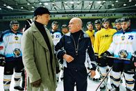 Mit Herz und Handschellen – Leo (Henning Baum, l.) verhört den Eishockeytrainer Josef Unzer (Peer Jäger, r.). Der hatte zu dem getöteten Rick Römer ein fast väterliches Verhältnis, wirkt aber nach der schrecklichen Nachricht sehr gefasst ...