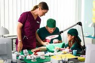 Bettys Diagnose – Elisabeth "Betty" Hertz (Henrike Hahn, l.) unterstützt Dr. Julius Walden (Constantin Lücke, M.) dabei, der kleinen Jonna Herdinger (Soraya Maria Efe, r.) zu erklären, wie eine OP funktioniert.