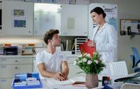 In aller Freundschaft – Beim Schichtwechsel bitte Dr. Maria Weber (Annett Renneberg) Kris Haas (Jascha Rust) ein besonderes Auge auf ihre Patientin Alma Bachmann zu haben.