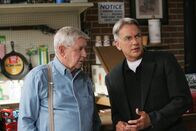 Navy CIS – L-R: Vater (Ralph Waite) und Gibbs (Mark Harmon)
