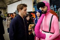 SOKO München – Dominik Morgenstern (Joscha Kiefer, l.) im Gespräch mit dem Flamingo-Mann (Patrick Finger, r.).